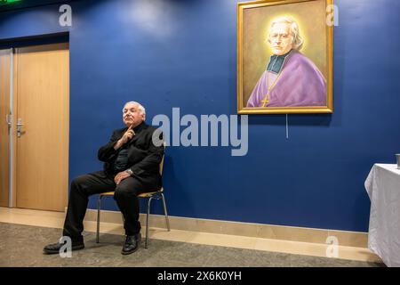 14 maggio 2024, Marsiglia, Francia: Jean-Marc Aveline, Cardinale di Marsiglia, visto accanto al ritratto di Eugene de Mazenod, durante l'appello ufficiale per le donazioni per ristrutturare la doratura della statua di Notre Dame de la Garde e realizzare i necessari restauri nella basilica, l'importo stimato è di circa 2 milioni 470 mila euro. Ogni trent'anni circa, la doratura sulla statua di Notre Dame de la Garde deve essere rinnovata per garantirne la longevità. In una conferenza stampa, il Cardinale Aveline della diocesi di Marsiglia ha chiesto donazioni per finanziare il restauro e il consolidamento Foto Stock