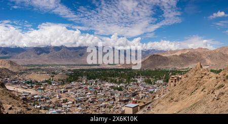 Panorama su Leh e la Valle dell'Indo fino a Stok Kangri, 6153 m, Ladakh, Jammu e Kashmir, India Foto Stock