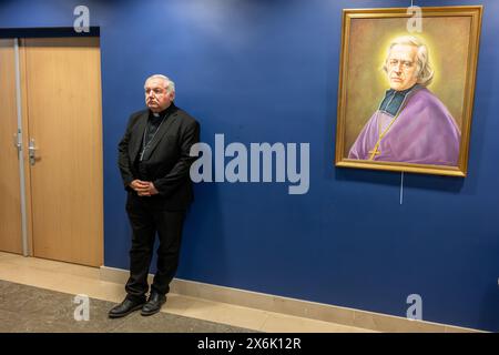 14 maggio 2024, Marsiglia, Francia: Jean-Marc Aveline, Cardinale di Marsiglia, visto accanto al ritratto di Eugene de Mazenod, durante l'appello ufficiale per le donazioni per ristrutturare la doratura della statua di Notre Dame de la Garde e realizzare i necessari restauri nella basilica, l'importo stimato è di circa 2 milioni 470 mila euro. Ogni trent'anni circa, la doratura sulla statua di Notre Dame de la Garde deve essere rinnovata per garantirne la longevità. In una conferenza stampa, il Cardinale Aveline della diocesi di Marsiglia ha chiesto donazioni per finanziare il restauro e il consolidamento Foto Stock