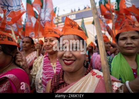 I sostenitori del Bharatiya Janata Party (BJP) arrivano per assistere a una roadshow del ministro degli interni dell'Unione Amit Shah, prima della terza fase delle elezioni generali, in Foto Stock