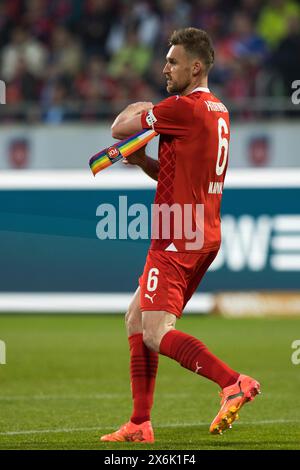 Partita di calcio, capitano Patrick MAINKA 1.FC Heidenheim ha ovviamente problemi con la fascia da braccio del capitano, lo stadio di calcio Voith-Arena, Heidenheim Foto Stock