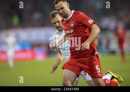 Partita di calcio, Benedikt GIMBER 1.FC Heidenheim a destra in duello con il capitano Silvan Dominic WIDMER 1. FSV Mainz 05, stadio di calcio Voith-Arena Foto Stock