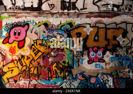 Graffiti in uno skateboard Park sul Tamigi, Londra, Inghilterra, Gran Bretagna Foto Stock