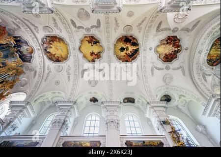 Soffitto a volta con affreschi, ex chiesa del monastero di San Pietro e Paolo, monastero o abbazia di Irsee, ex abbazia benedettina, oggi una conferenza Foto Stock