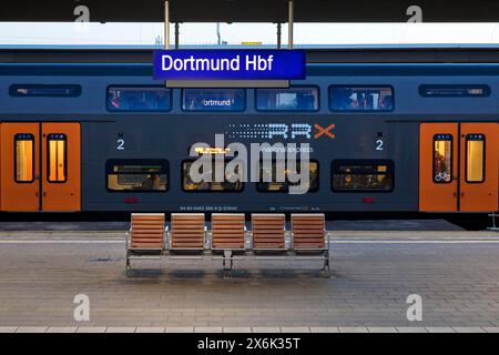 Treno regionale RE6 del National Express la mattina presto al binario vuoto della stazione centrale di Dortmund, Germania Foto Stock