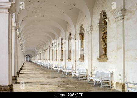 Vista prospettica del colonnato nel giardino fiorito di Kvetna zahrada a Kromeriz, Repubblica Ceca Foto Stock