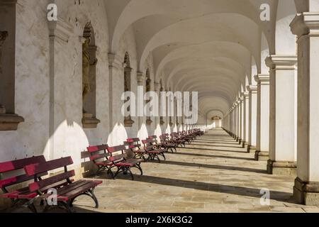 Vista prospettica del colonnato nel giardino fiorito di Kvetna zahrada a Kromeriz, Repubblica Ceca Foto Stock