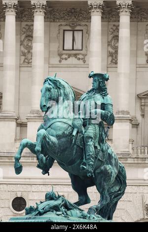 Statua del principe Eugenio inaugurata nel 1865 di fronte al palazzo Hofburg in piazza Heldenplatz nel primo quartiere di Vienna, Austria Foto Stock