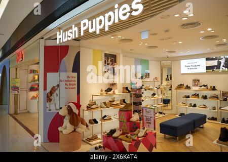 HONG KONG, CINA - 4 DICEMBRE 2023: Un negozio Hush Puppies nel centro commerciale New Town Plaza. Hush Puppies è un marchio americano di calzature casual. Foto Stock