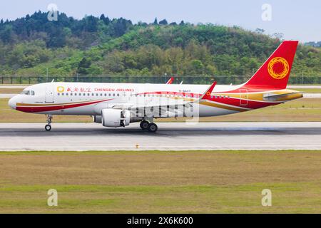 Chengdu, 9 aprile 2024: Aereo Airbus A320 di Chengdu Airlines all'aeroporto di Chengdu Tianfu in Cina Foto Stock