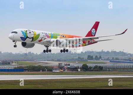 Chengdu, 9 aprile 2024: Aerei di linea Sichuan Airbus A350 all'aeroporto di Chengdu Tianfu Foto Stock