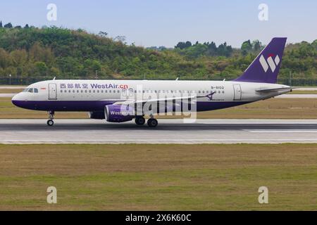 Chengdu, 9 aprile 2024: Westair Airbus A320 aeroplano presso l'aeroporto di Chengdu Tianfu Foto Stock