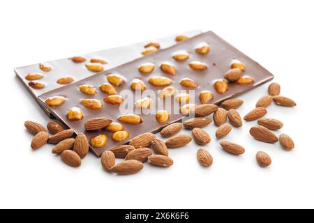 Barretta di cioccolato con mandorle isolate su sfondo bianco. Foto Stock