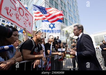 Tel Aviv, Israele - 1 maggio 2024: Il Segretario di Stato degli Stati Uniti Antony J. Blinken parla alle famiglie e ai sostenitori degli ostaggi detenuti da Hamas fuori da un hotel Foto Stock