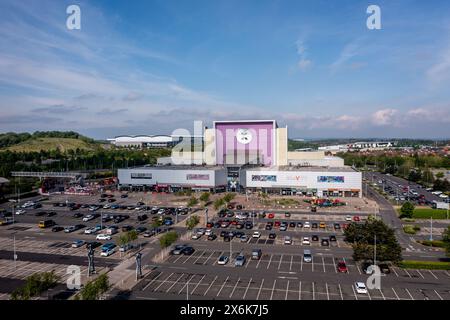 CASTLEFORD, REGNO UNITO - 13 MAGGIO 2024. Vista aerea dell'edificio del divertimento XSCAPE con strutture ricreative, tra cui ristoranti, cinema e interni Foto Stock