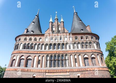 Lubecca, Germania - 12 agosto 2022: Veduta del museo Holstentor una porta medievale in mattoni, completamente restaurata, con museo dedicato alla storia del Foto Stock