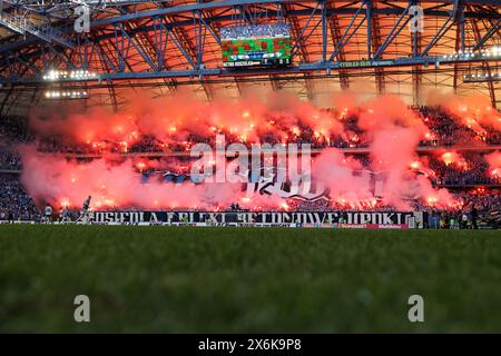I tifosi di Lech Poznan festeggiano un gol durante la partita PKO BP Ekstraklasa tra Lech Poznan e Legia Warszawa all'Enea Stadium. Punteggi finali; Lech Poznan 1: 2 Legia Warszawa. Foto Stock