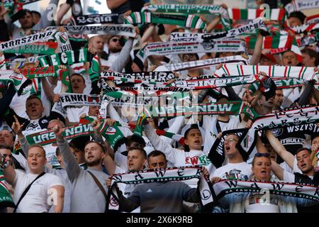 I tifosi del Legia Warszawa festeggiano un gol durante la partita PKO BP Ekstraklasa tra Lech Poznan e Legia Warszawa all'Enea Stadium. Punteggi finali; Lech Poznan 1: 2 Legia Warszawa. Foto Stock