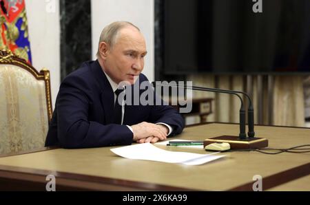 Mosca, Russia. 15 maggio 2024. Il presidente russo Vladimir Putin presiede un incontro sullo sviluppo del complesso industriale militare al Cremlino, 15 maggio 2024, a Mosca, in Russia. Crediti: Vyacheslav Prokofyev/piscina del Cremlino/Alamy Live News Foto Stock