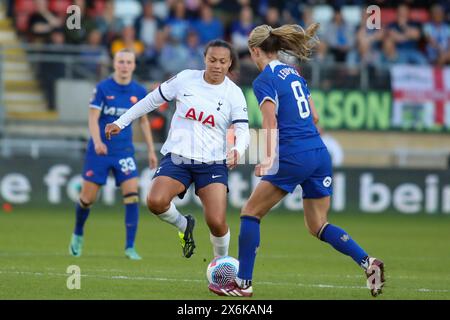 Londra, Regno Unito. 15 maggio 2024. Londra, Inghilterra, 15 maggio 2024: Drew Spence (24 Tottenham Hotspur) e Melanie Leupolz (8 Chelsea) in azione durante la partita di fa Womens Super League tra Tottenham Hotspur e Chelsea a Brisbane Road a Londra, Inghilterra (Alexander Canillas/SPP) credito: SPP Sport Press Photo. /Alamy Live News Foto Stock