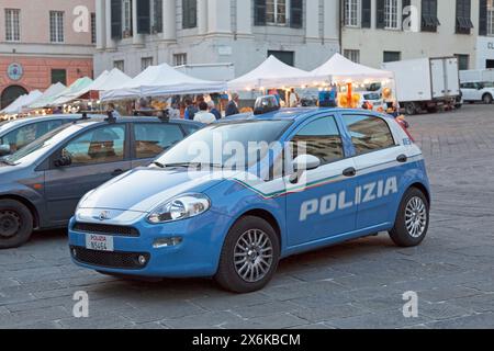 Genova, Italia - marzo 29 2019: Auto della polizia parcheggiata vicino a un mercato. Foto Stock