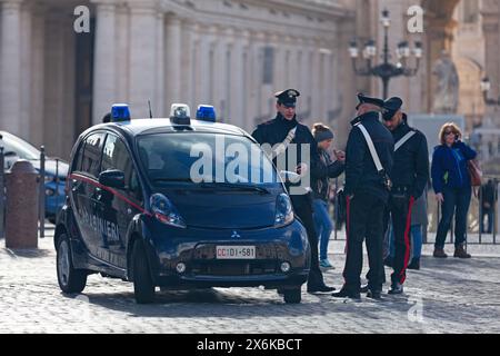 Piazza Papa Pio XII, città del Vaticano, 18 marzo 2018: Un carabinieri in Piazza Papa Pio XII con i carabinieri che parlano tra loro. Foto Stock