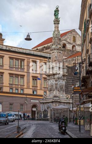 Napoli, Italia - 19 marzo 2018: La guglia dell'Immacolata in Piazza del Gesù nuovo. Foto Stock