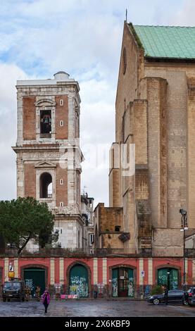 Napoli, Italia - 19 marzo 2018: Piazza Gesù nuovo con la facciata (a destra) e il campanile della basilica di Santa chiara. Foto Stock