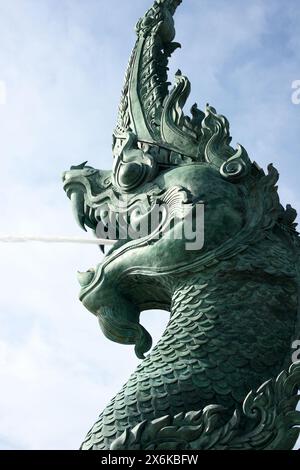 Songkhla, Thailandia - 23 luglio 2007: La testa del serpente è la prima parte di una statua in 3 parti conosciuta come il grande serpente 'Naga' situato a Suan so Foto Stock