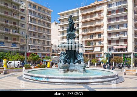 Patrasso, Grecia - aprile 27 2019: Fontana in piazza Georgiou i (in greco: Πλατεία Γεωργίου Αʹ), la piazza centrale di Patrasso, Grecia. La piazza è chiamata Foto Stock