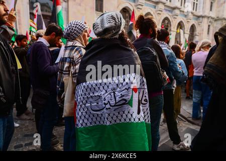 Istanbul, Istanbul, Turchia. 15 maggio 2024. I cittadini turchi partecipano a una marcia di solidarietà con Gaza in occasione del 76° anniversario della Nakba palestinese a Istanbul. (Immagine di credito: © Shady Alassar/ZUMA Press Wire) SOLO PER USO EDITORIALE! Non per USO commerciale! Foto Stock