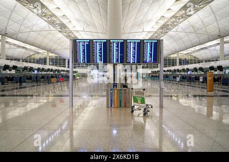 HONG KONG, CINA - 4 DICEMBRE 2023: Sistema di visualizzazione delle informazioni di volo presso l'area di check-in dell'Aeroporto Internazionale di Hong Kong. Foto Stock