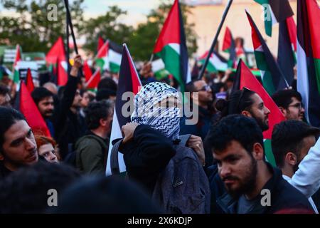 Istanbul, Istanbul, Turchia. 15 maggio 2024. I cittadini turchi partecipano a una marcia di solidarietà con Gaza in occasione del 76° anniversario della Nakba palestinese a Istanbul. (Immagine di credito: © Shady Alassar/ZUMA Press Wire) SOLO PER USO EDITORIALE! Non per USO commerciale! Foto Stock