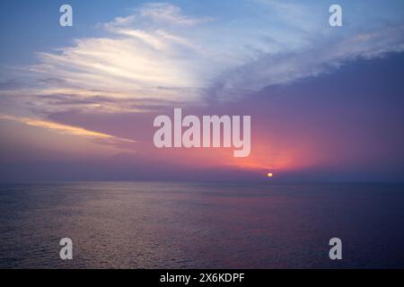 Tramonto sul Mar Rosso visto a bordo della nave da crociera SH Diana (Swan Hellenic), in mare, vicino all'Arabia Saudita, Medio Oriente Foto Stock