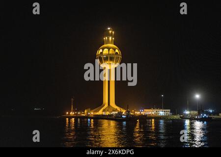 Torre di controllo del porto di Jeddah illuminata nel porto di notte, Jeddah, Arabia Saudita, Medio Oriente Foto Stock