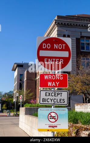Non entrare, cartelli sulla strada sbagliata Foto Stock