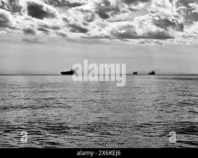 L'Italia, Sicilia, Messina, navi cargo nel Canale di Sicilia Foto Stock