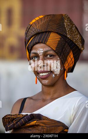 Donna felice con il viso decorativo dipinto da Masonjoany, Mahajanga, Boeny, Madagascar, Oceano Indiano Foto Stock