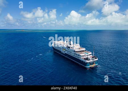 Vista aerea della nave da crociera SH Diana (Swan Hellenic) nell'Oceano Indiano, isola di Bijoutier, gruppo Alphonse, Seychelles esterne, Seychelles, poll Foto Stock
