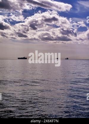 L'Italia, Sicilia, Messina, navi cargo nel Canale di Sicilia Foto Stock