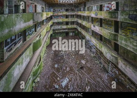 All'interno delle rovine del Monte Palace Hotel sull'isola delle Azzorre di Sao Miguel. Foto Stock