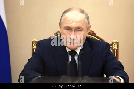 Mosca, Russia. 15 maggio 2024. Il presidente russo Vladimir Putin presiede un incontro con i comandanti dei distretti militari al Cremlino, 15 maggio 2024, a Mosca, Russia. Crediti: Vyacheslav Prokofyev/piscina del Cremlino/Alamy Live News Foto Stock