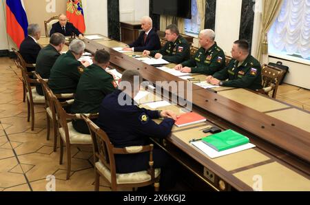 Mosca, Russia. 15 maggio 2024. Il presidente russo Vladimir Putin presiede un incontro con i comandanti dei distretti militari al Cremlino, 15 maggio 2024, a Mosca, Russia. Crediti: Vyacheslav Prokofyev/piscina del Cremlino/Alamy Live News Foto Stock