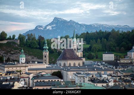 Chiesa Collegiata di San Pietro 39 e Chiesa Francescana al tramonto, Salisburgo, Austria Foto Stock