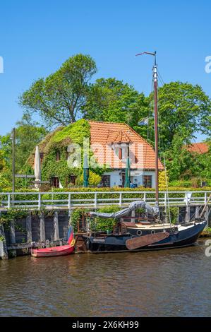 Caffè nel porto del museo a Carolinensiel, Frisia orientale, bassa Sassonia, Germania Foto Stock