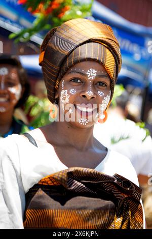 Donna felice con il viso decorativo dipinto da Masonjoany, Mahajanga, Boeny, Madagascar, Oceano Indiano Foto Stock