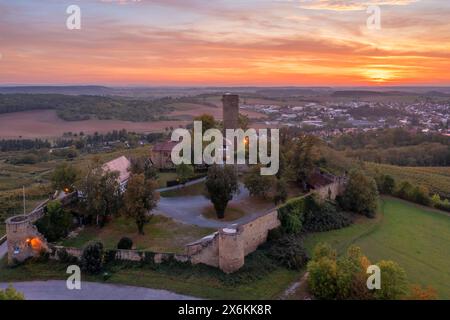 Vista aerea del castello di Ravensburg vicino a Sulzfeld al tramonto, Kraichgau, Baden-Württemberg, Germania Foto Stock