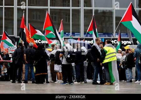 Teilnehmer einer Pro-Palästina-Demo auf dem Bahnhofsvorplatz. Die Demonstranten schwenken Fahnen von Palästina und kritisieren das Vorgehen der israelischen Armee im Gaza-Streifen. Köln, 15.05.2024 NRW Deutschland *** partecipanti a una manifestazione pro-Palestina sul piazzale della stazione i manifestanti ondeggiano bandiere palestinesi e criticano le azioni dell'esercito israeliano nella Striscia di Gaza Colonia, 15 05 2024 NRW Germania Copyright: XChristophxHardtx Foto Stock