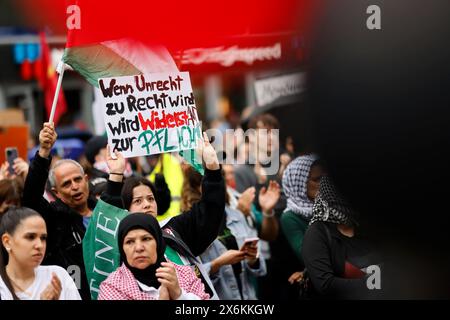 Teilnehmer einer Pro-Palästina-Demo auf dem Bahnhofsvorplatz. Die Demonstranten schwenken Fahnen von Palästina und kritisieren das Vorgehen der israelischen Armee im Gaza-Streifen. Köln, 15.05.2024 NRW Deutschland *** partecipanti a una manifestazione pro-Palestina sul piazzale della stazione i manifestanti ondeggiano bandiere palestinesi e criticano le azioni dell'esercito israeliano nella Striscia di Gaza Colonia, 15 05 2024 NRW Germania Copyright: XChristophxHardtx Foto Stock