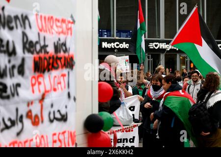 Teilnehmer einer Pro-Palästina-Demo auf dem Bahnhofsvorplatz. Die Demonstranten schwenken Fahnen von Palästina und kritisieren das Vorgehen der israelischen Armee im Gaza-Streifen. Köln, 15.05.2024 NRW Deutschland *** partecipanti a una manifestazione pro-Palestina sul piazzale della stazione i manifestanti ondeggiano bandiere palestinesi e criticano le azioni dell'esercito israeliano nella Striscia di Gaza Colonia, 15 05 2024 NRW Germania Copyright: XChristophxHardtx Foto Stock